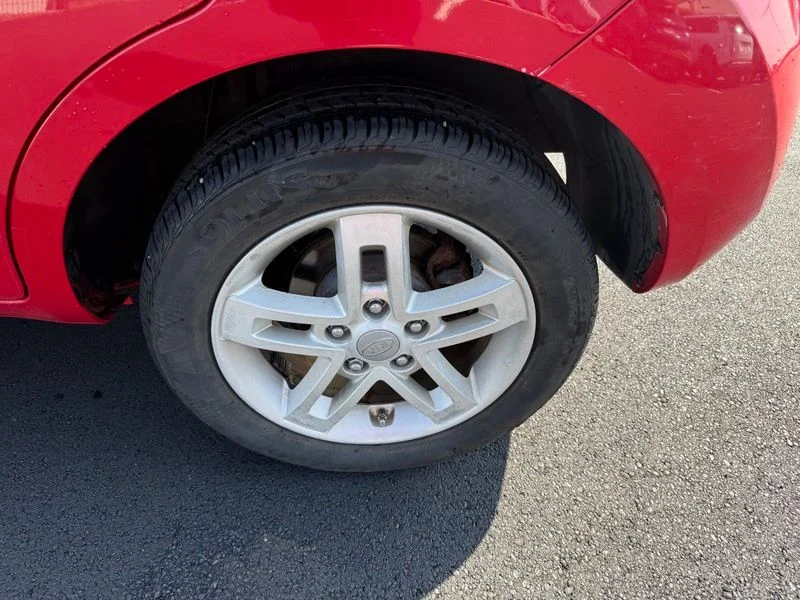 Used 2011 Red Kia Plus image 16