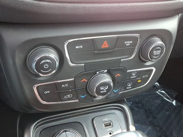 Used 2020 White Jeep Trailhawk image 16