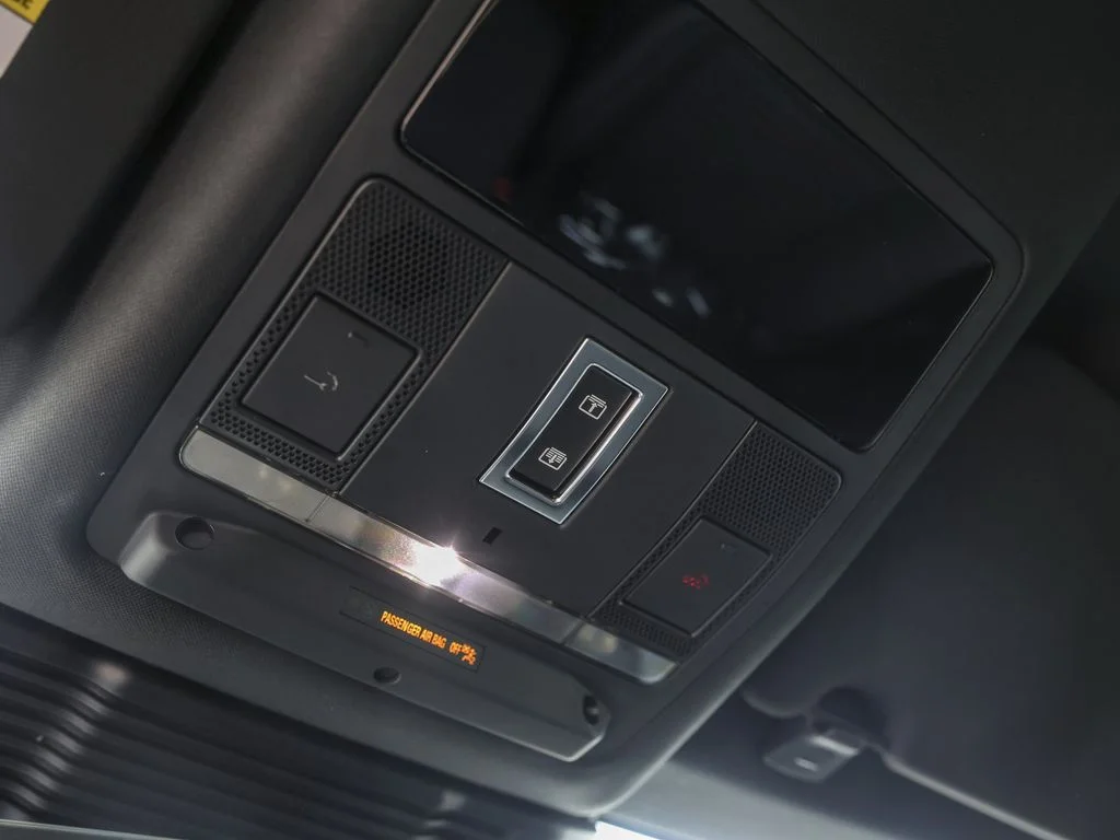 New 2025 Santorini Black Metallic Land Rover SE image 24