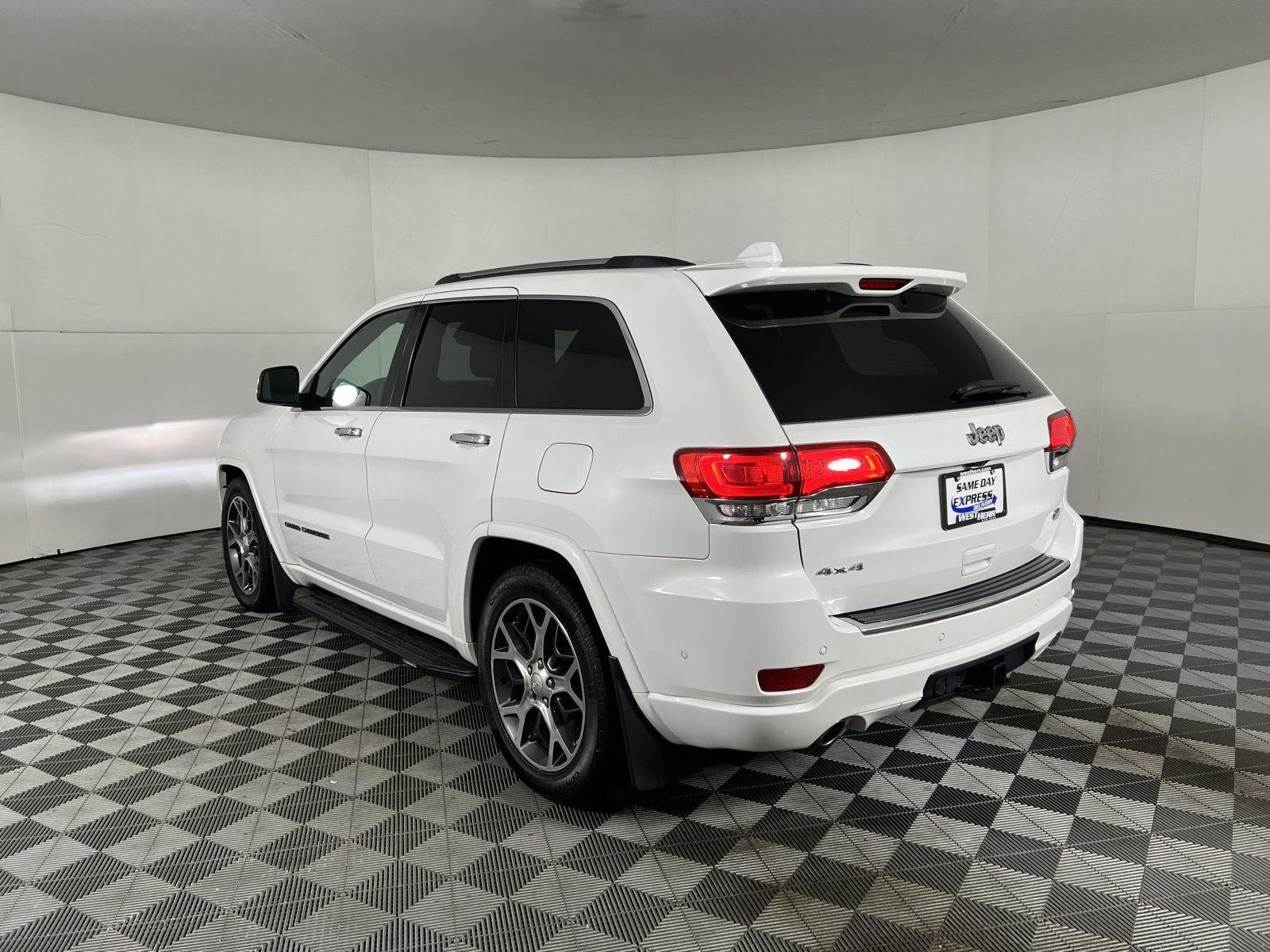 Used 2019 Ivory 3-Coat Jeep Overland image 11