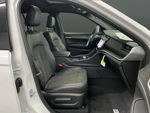 New 2026 Bright White Clear-Coat Exterior Paint Jeep Altitude image 33