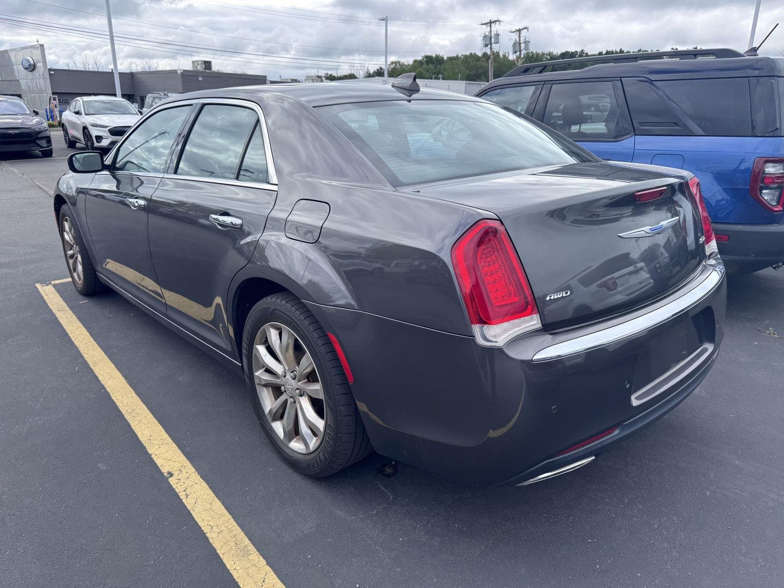 Used 2018 Granite Crystal Metallic Clearcoat Chrysler Limited image 4