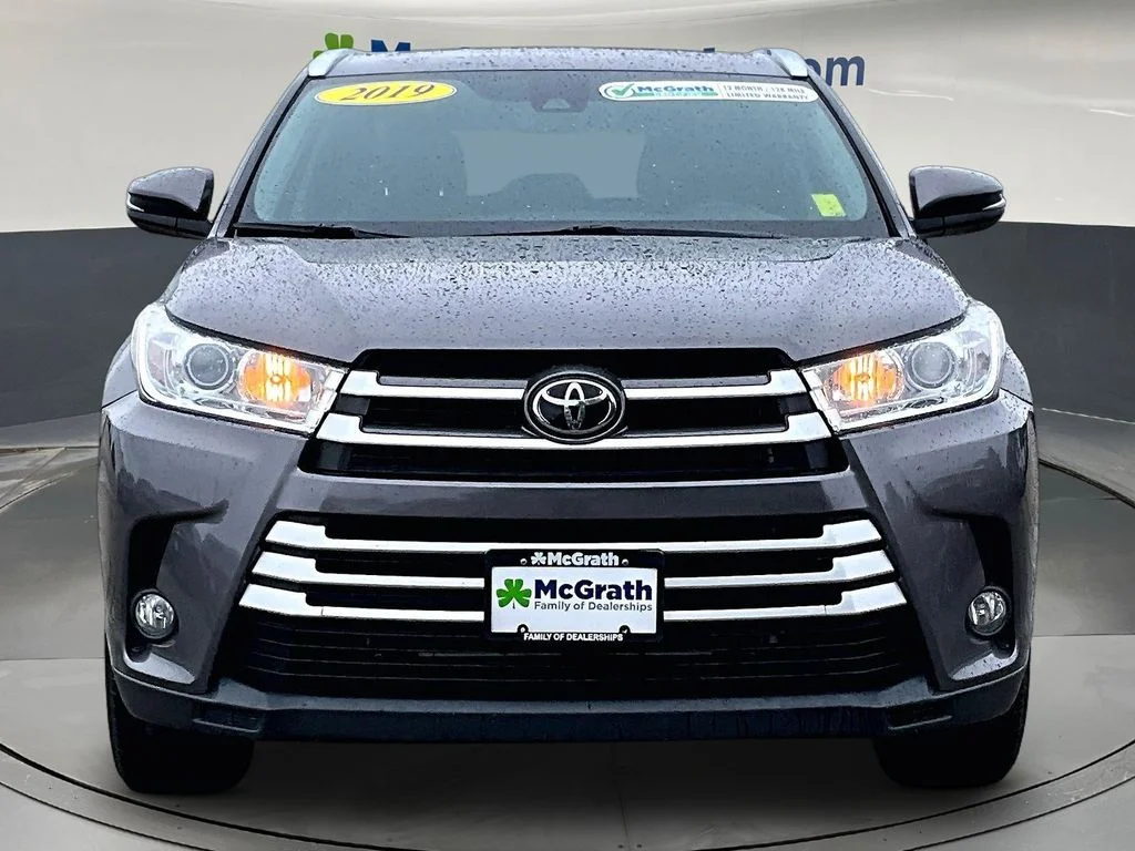 Used 2019 Gray Toyota XLE image 2