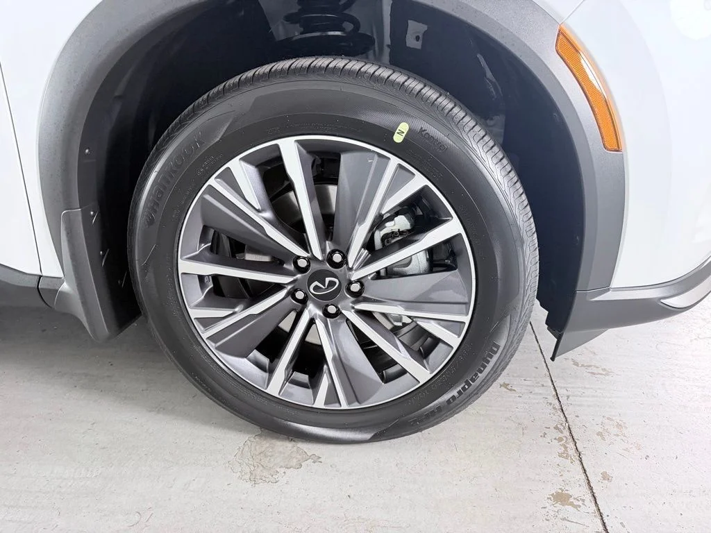 New 2027 RADIANT WHITE INFINITI Luxe FWD image 7