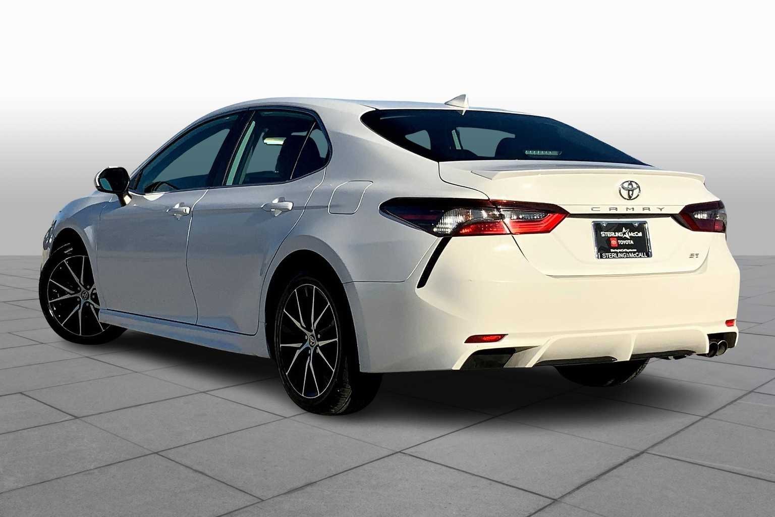 Used 2022 White Toyota SE image 12
