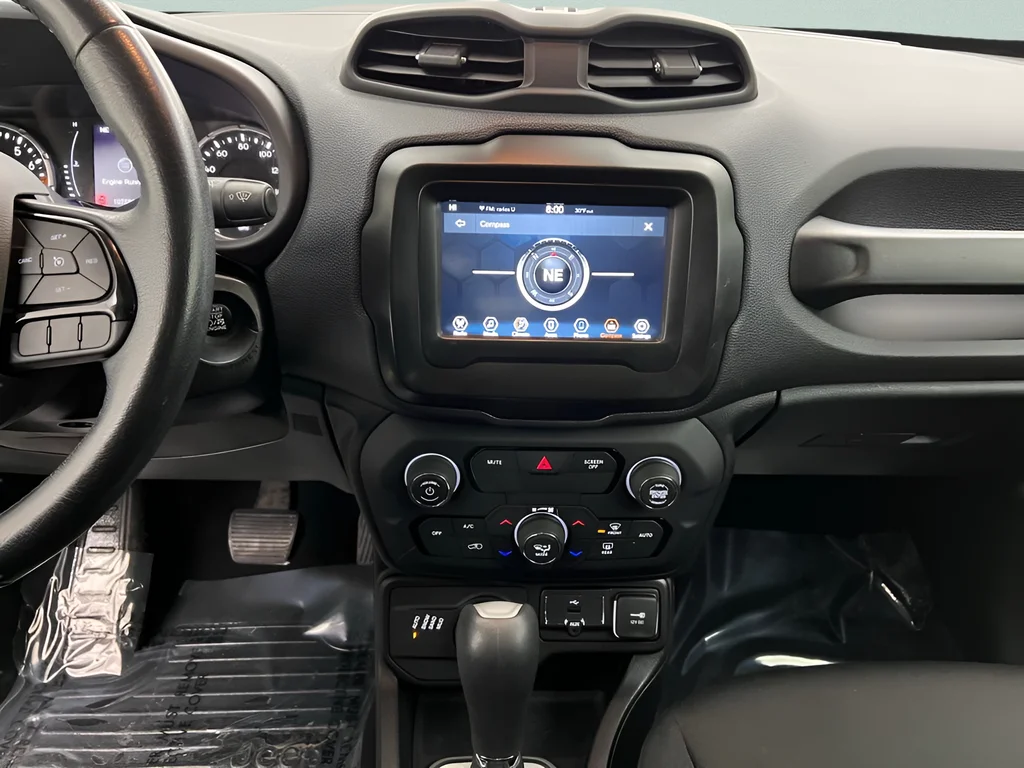 Used 2018 Hypergreen Clearcoat Jeep Latitude image 16