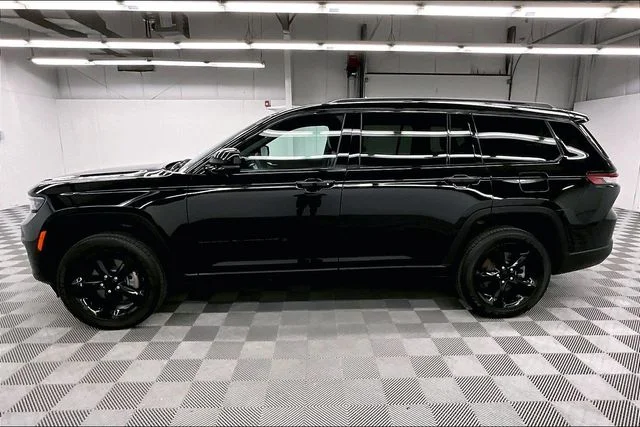 Used 2025 Diamond Black Crystal Pearlcoat Jeep Altitude image 14