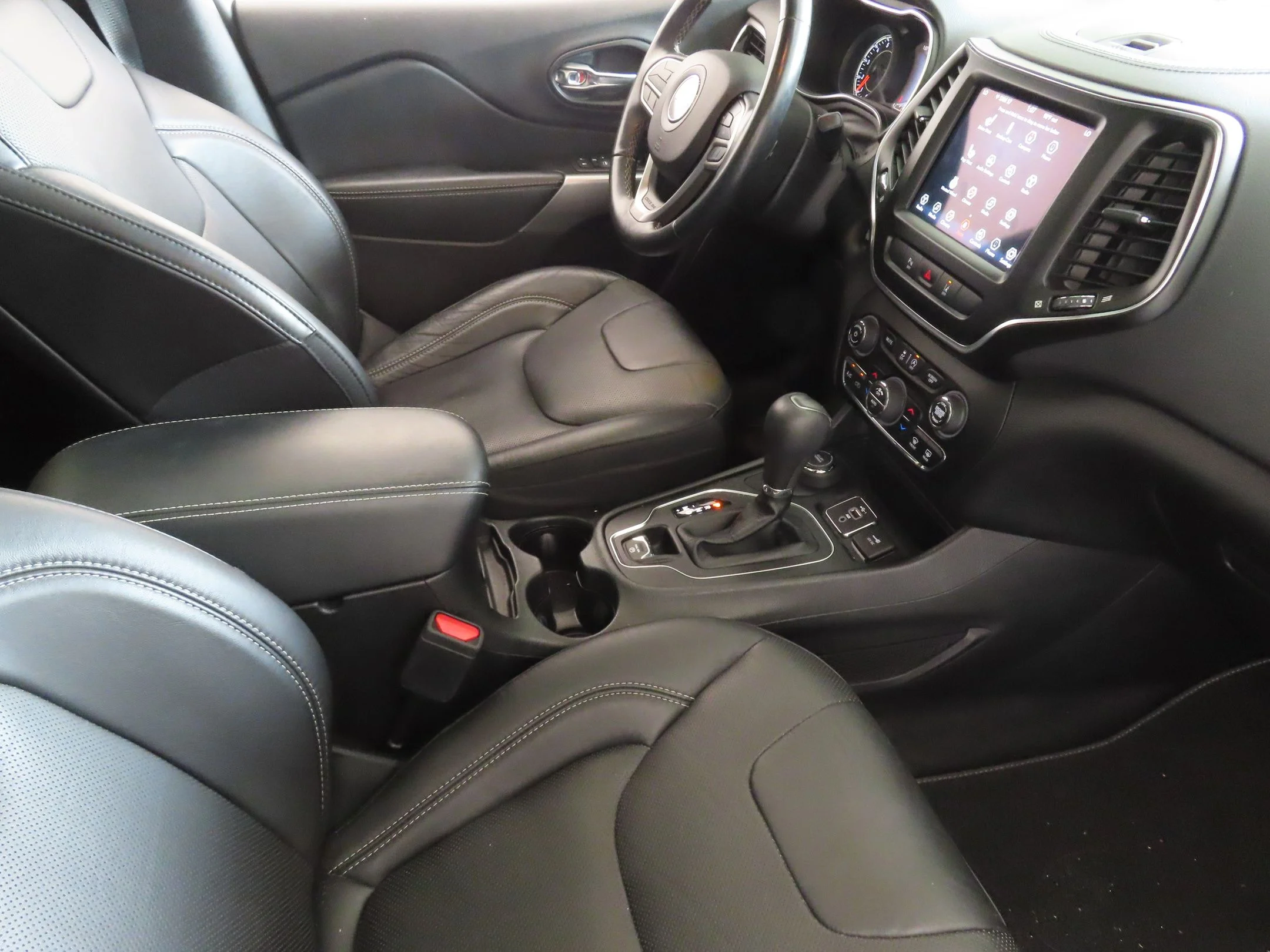 Used 2021 Red Jeep Latitude Lux image 25