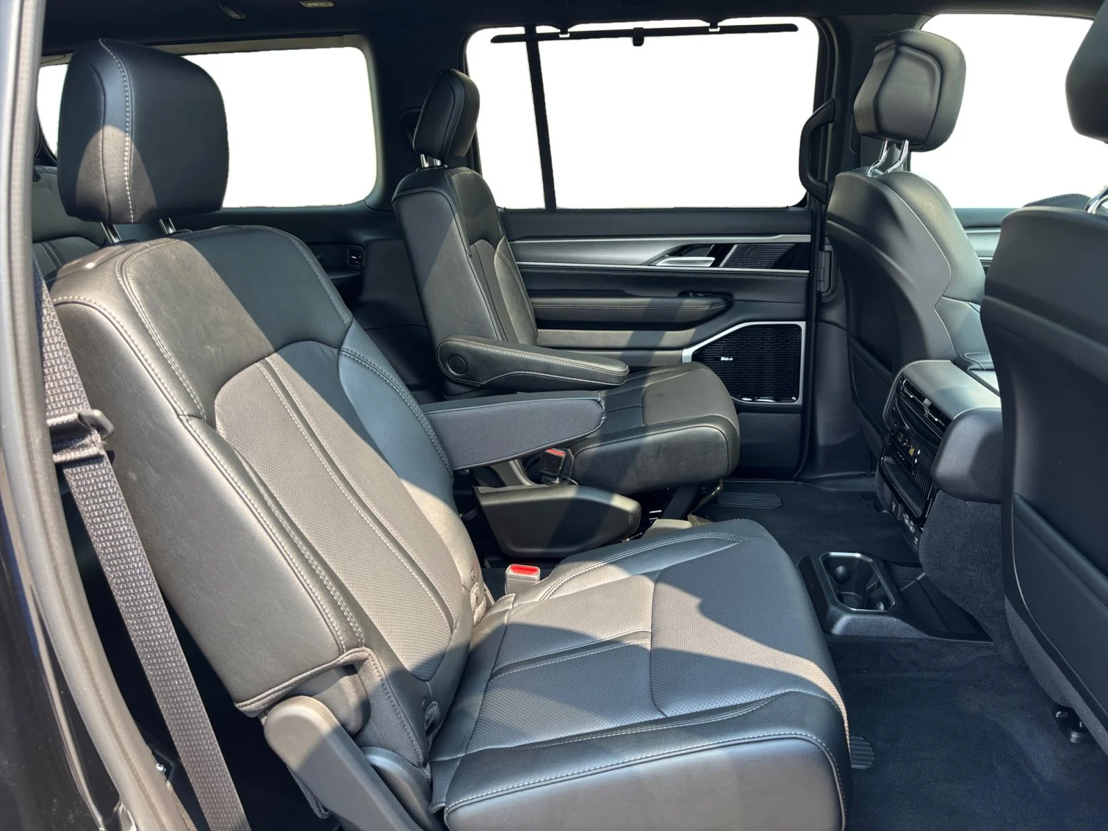 New 2026 HIGH GLOSS BLACK Jeep Limited Reserve image 18