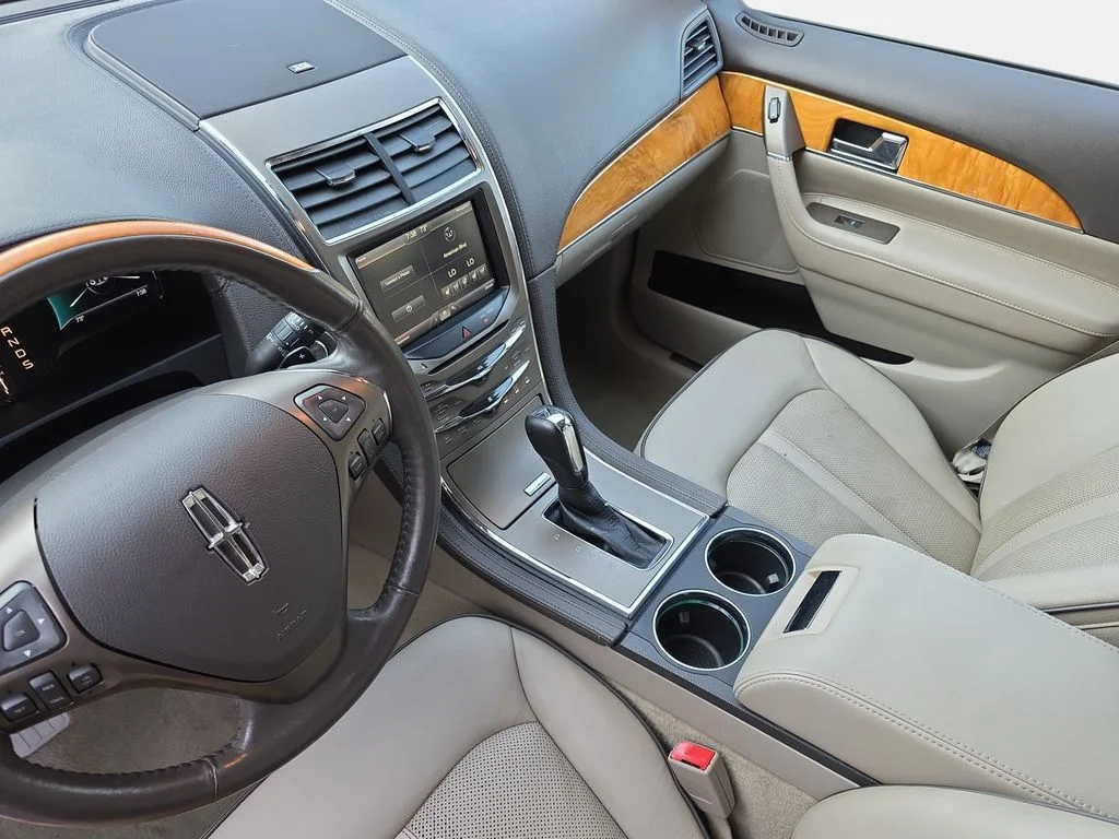 Used 2014 Smoked Quartz Metallic Tinted Clearcoat Lincoln Base image 26