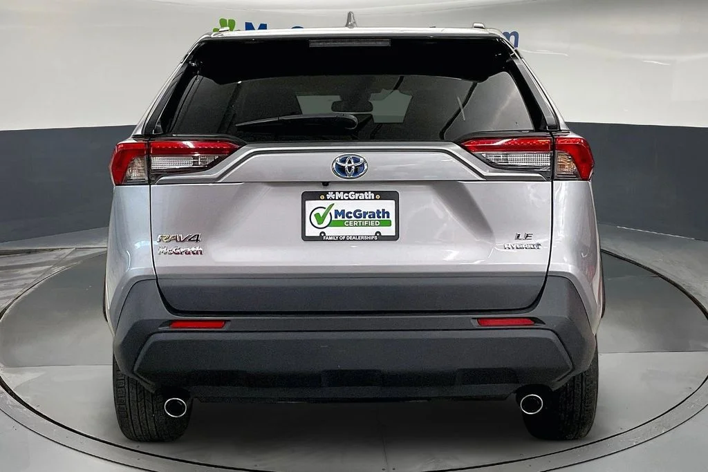 Used 2022 Silver Toyota LE image 6