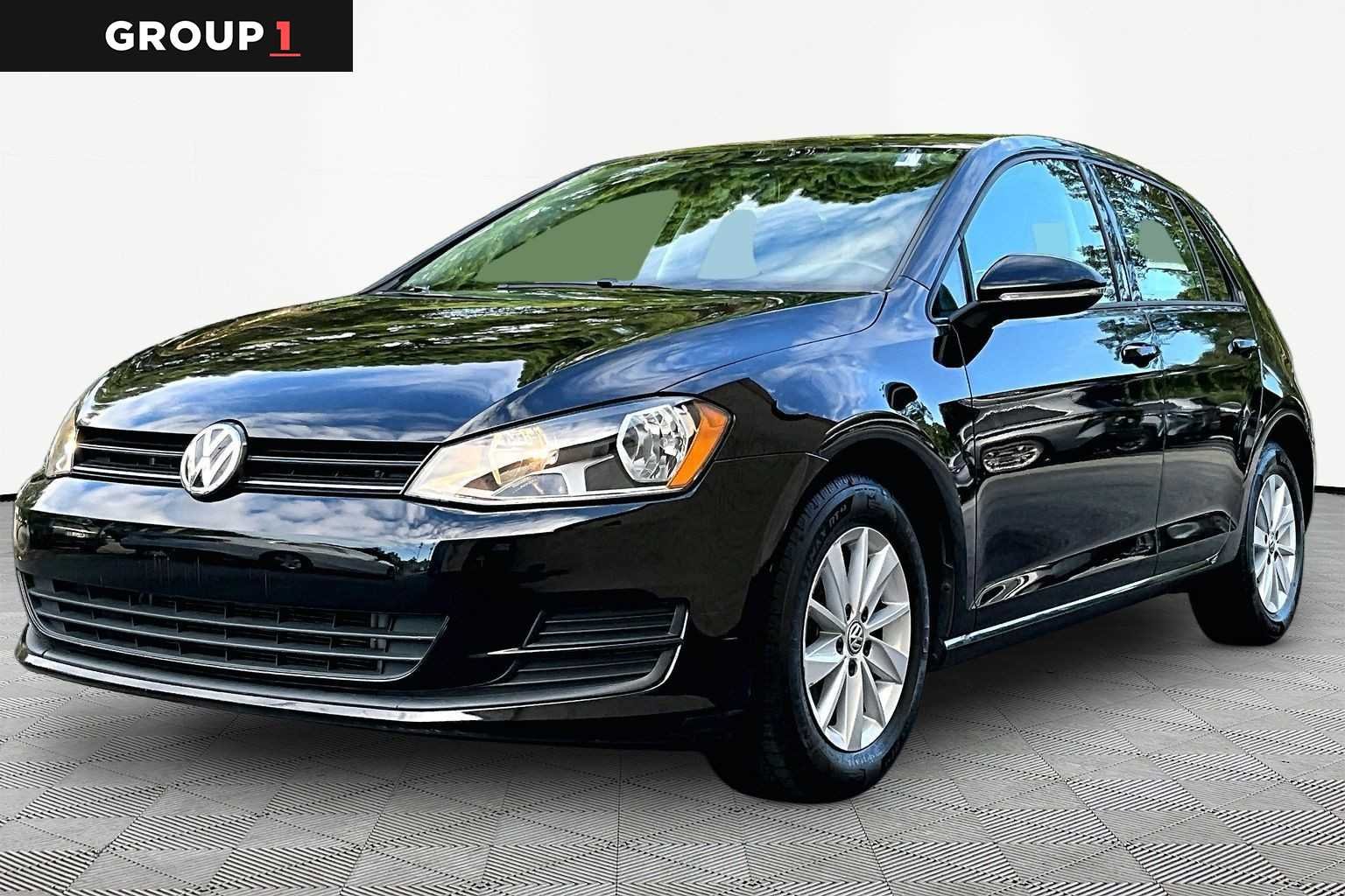Pre-Owned 2017 Volkswagen Golf S
