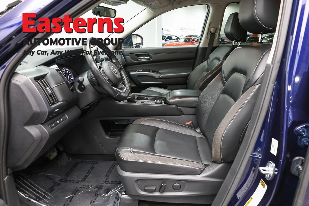 Used 2023 Blue Nissan SL image 9