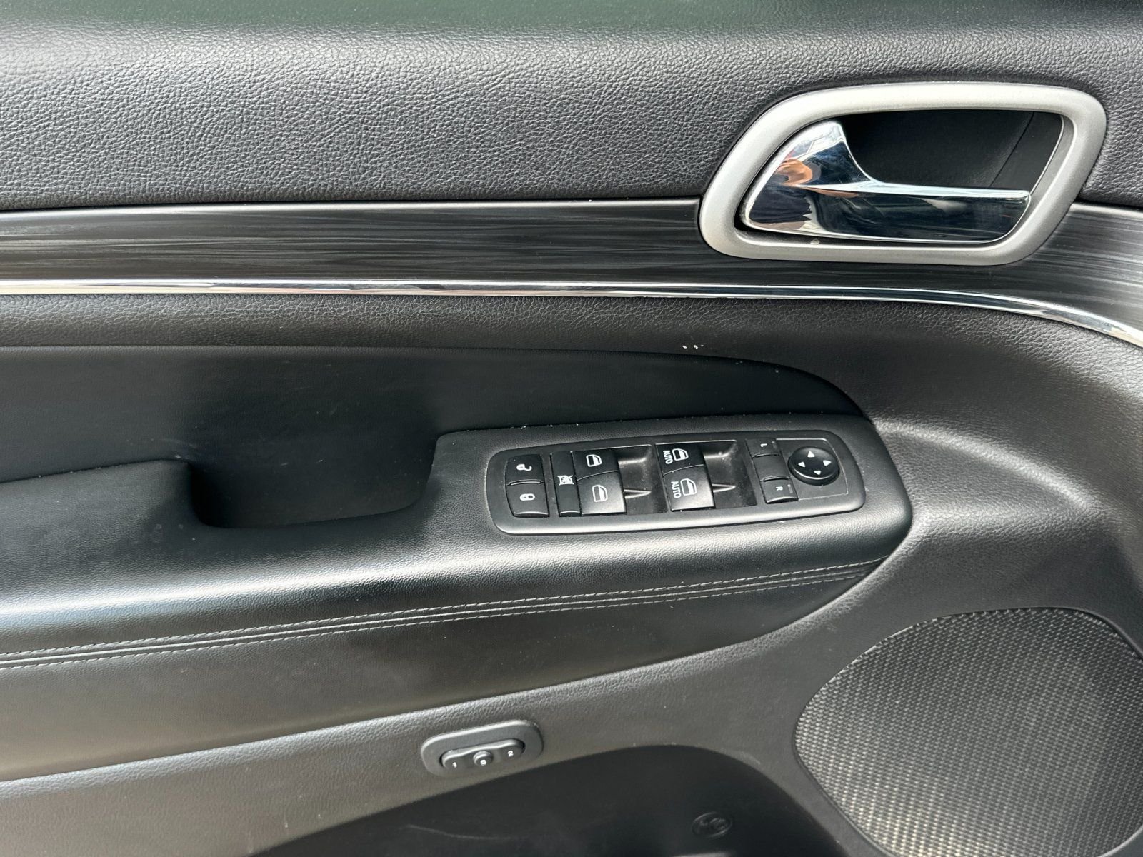 Used 2019 Bright White Clearcoat Jeep Limited image 9