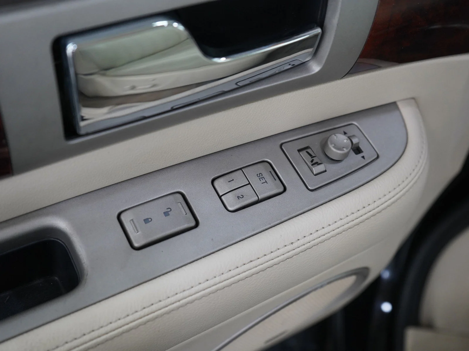 Used 2004 Black Clearcoat Lincoln Ultimate image 23