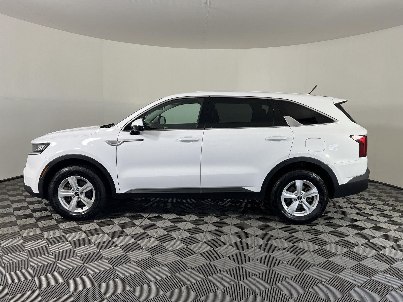 Used 2023 Glacial White Pearl Kia LX image 28