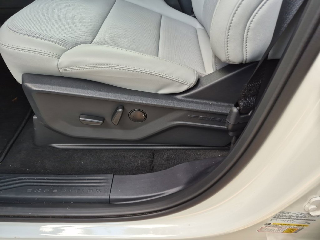 New 2027 Star White Metallic Tri-Coat Ford MAX Platinum image 16