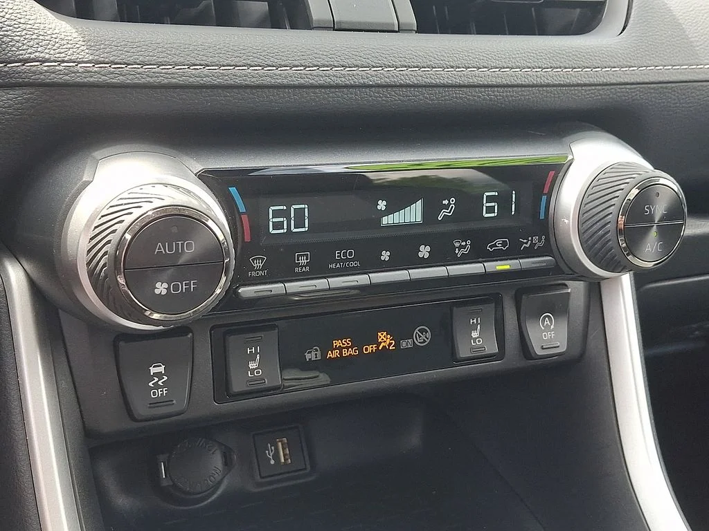 2025 Toyota RAV4 XLE - Photo 16