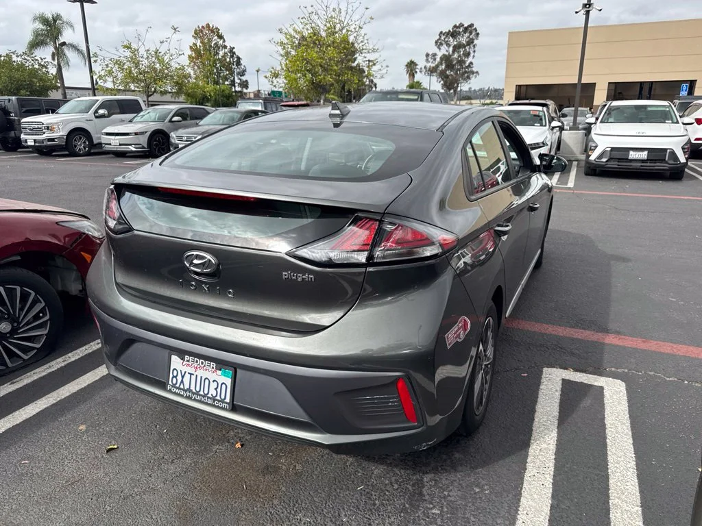 Used 2021 Gray Hyundai SE image 3