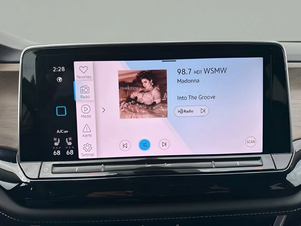 Used 2024  Volkswagen 2.0T SE w/Technology image 18