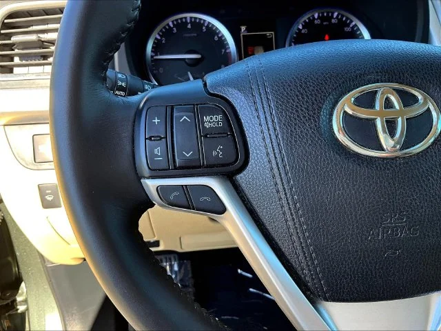 Used 2018 Green Toyota XLE image 11
