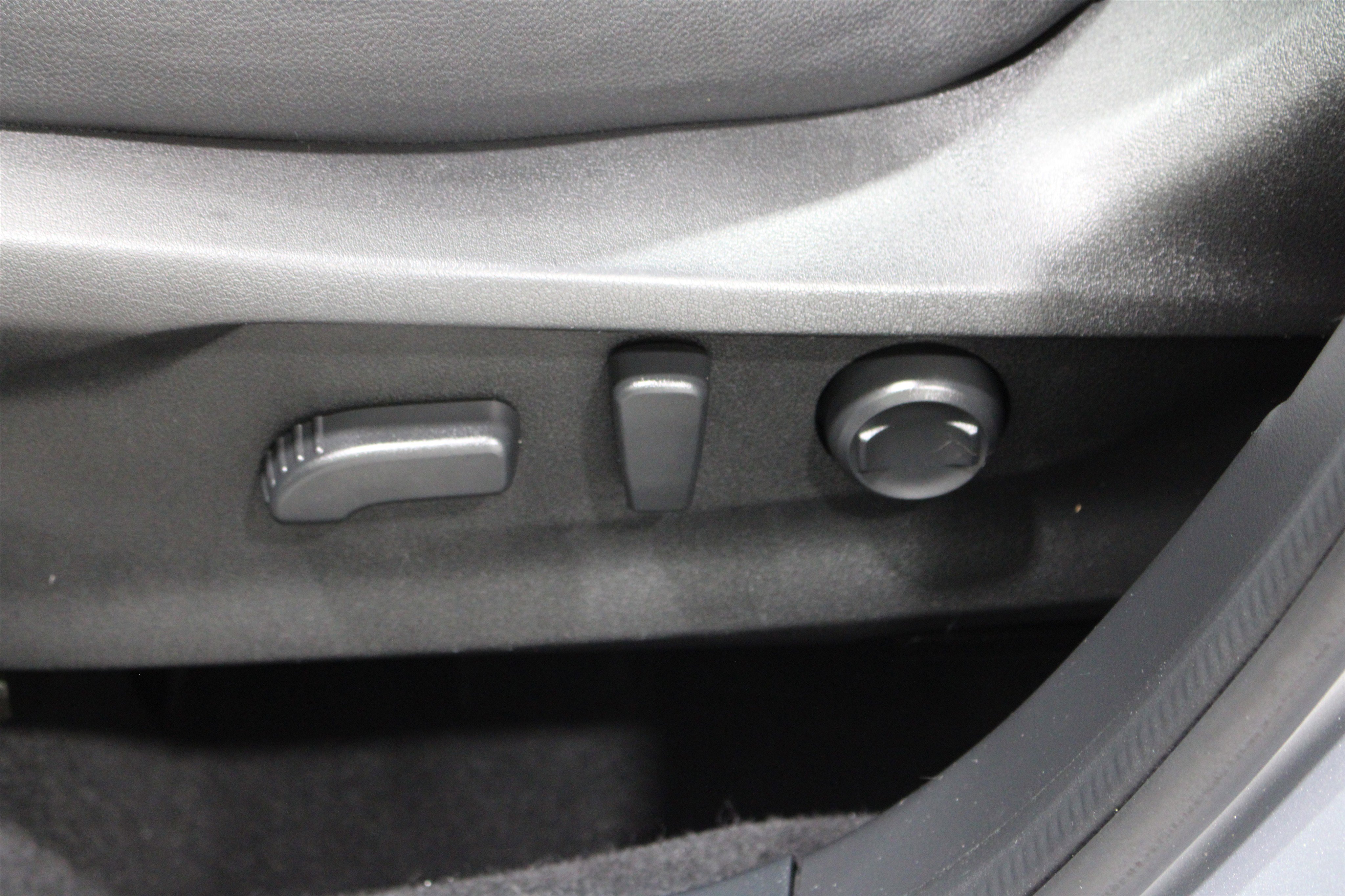 Used 2020 Ice Silver Metallic Subaru Premium image 5