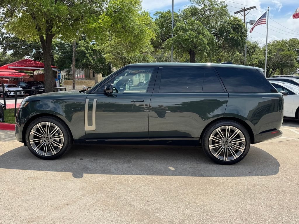 New 2026 Belgravia Green Metallic Land Rover SE image 5
