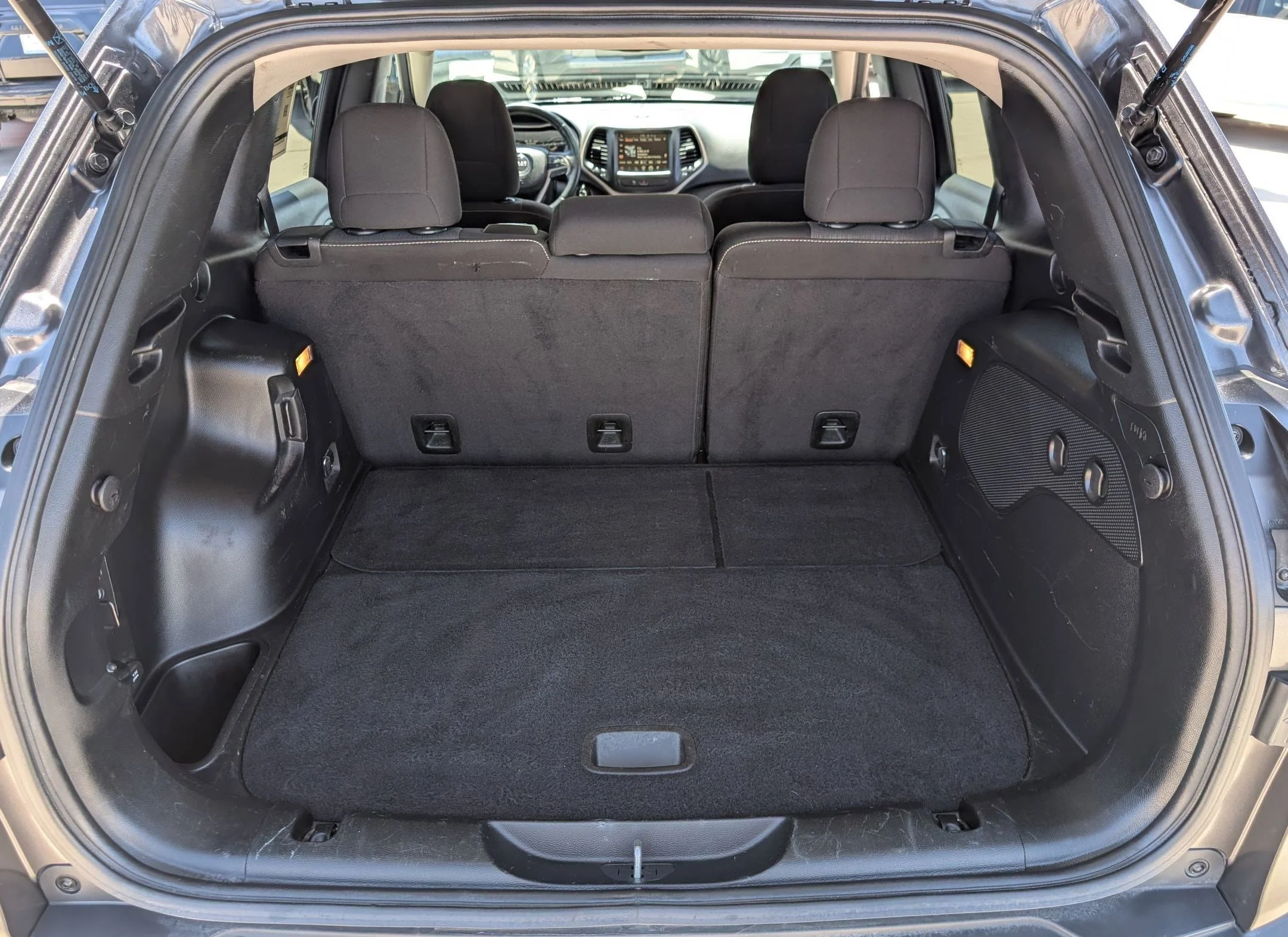 Used 2017 Granite Crystal Metallic Clearcoat Jeep Latitude image 30