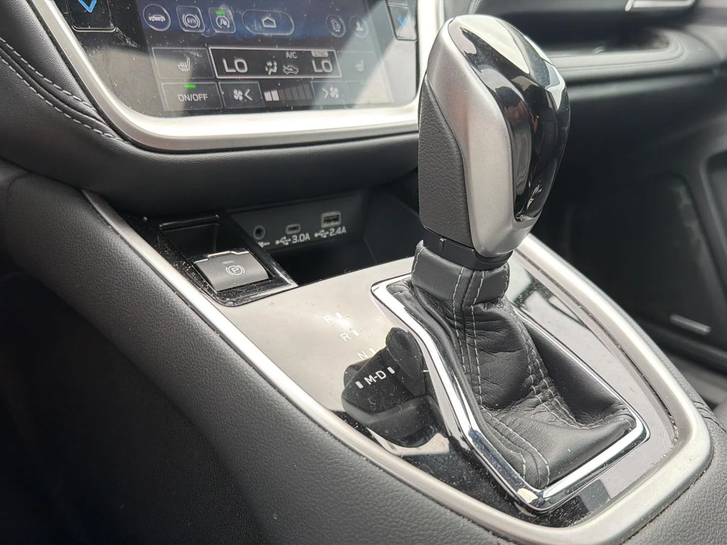 Used 2025 Ice Silver Metallic Subaru Limited image 13