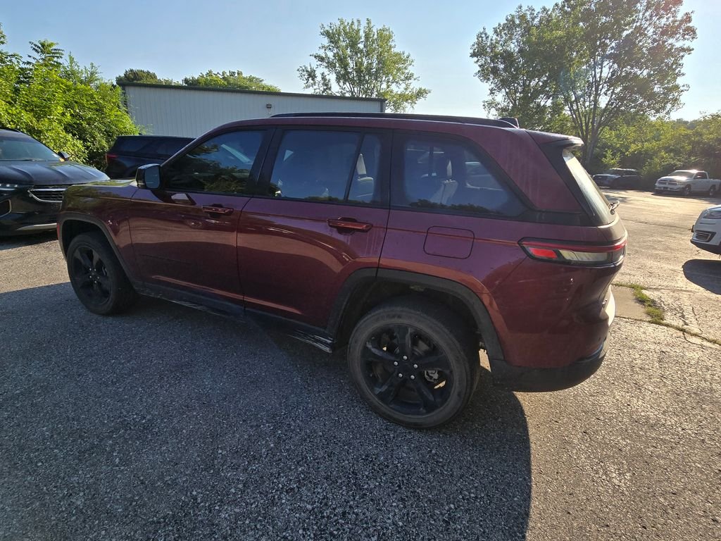 Used 2023 Red Jeep Altitude X image 4