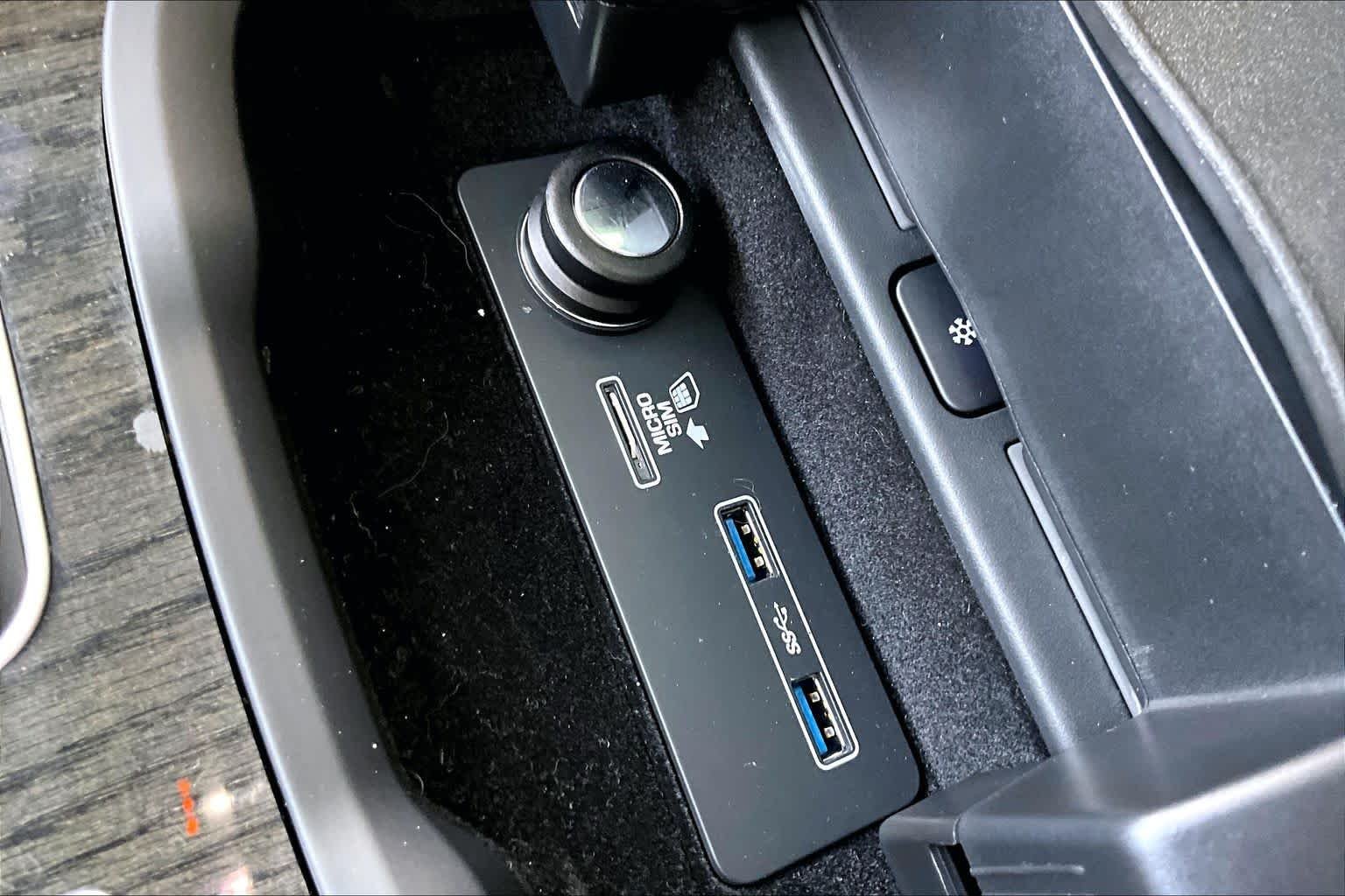 Used 2019 Borealis Black Metallic Land Rover Dynamic image 36