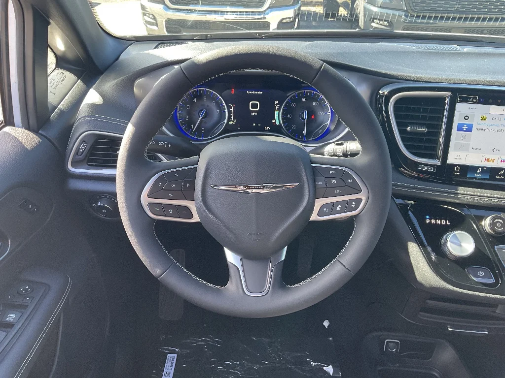 New 2026 Bright White Clear-Coat Exterior Paint Chrysler Select AWD image 11