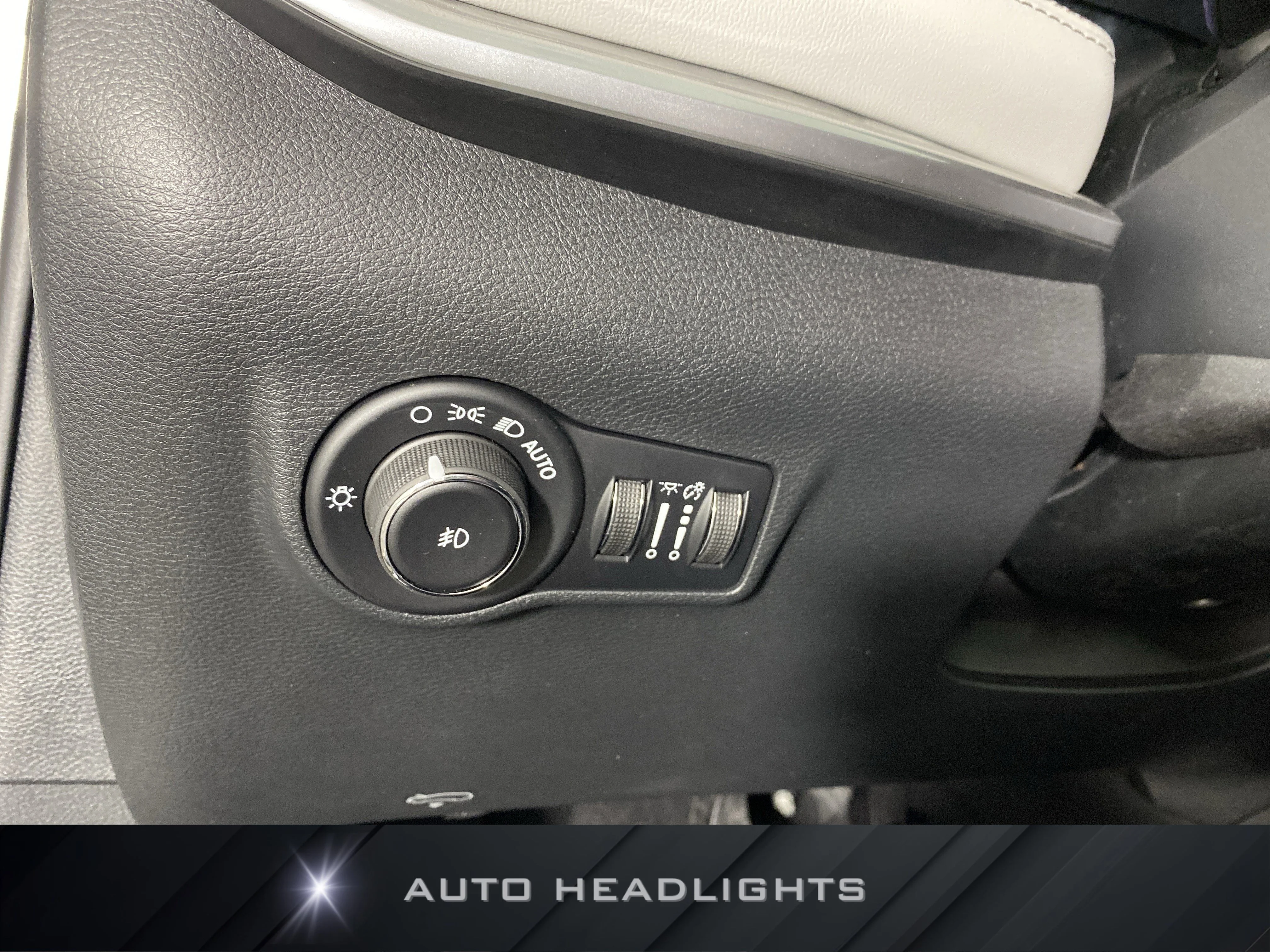 New 2026 Bright White Clear-Coat Exterior Paint Jeep Limited image 22
