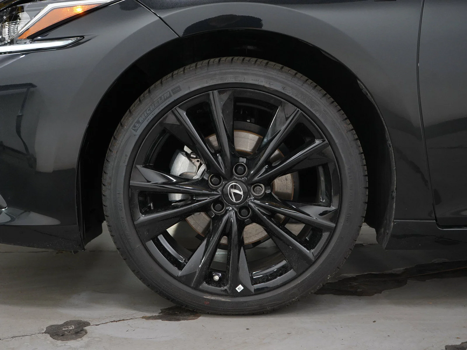 Used 2025 Obsidian Lexus 300h F SPORT Handling image 28