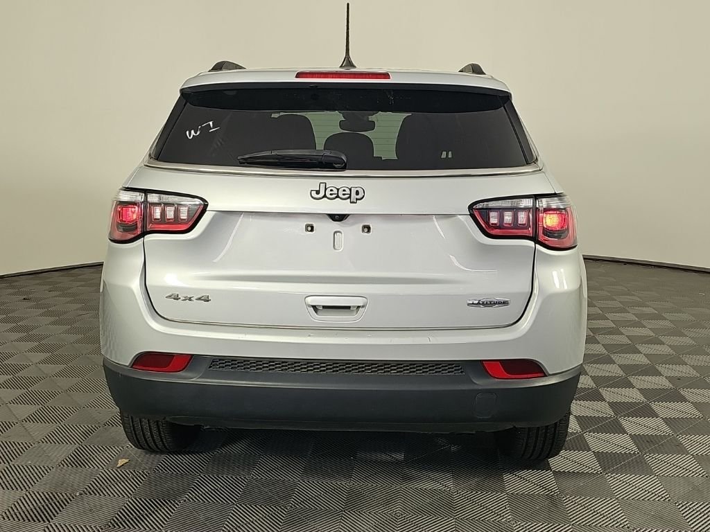Used 2024 Silver Jeep Latitude image 7