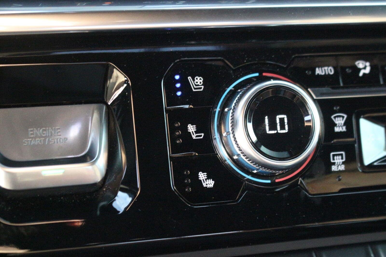 Used 2025 White Frost Tricoat GMC Denali Ultimate image 29