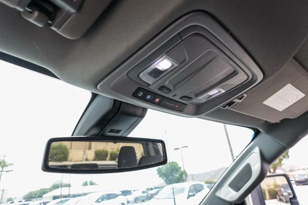 Used 2022 White Chevrolet Custom image 32
