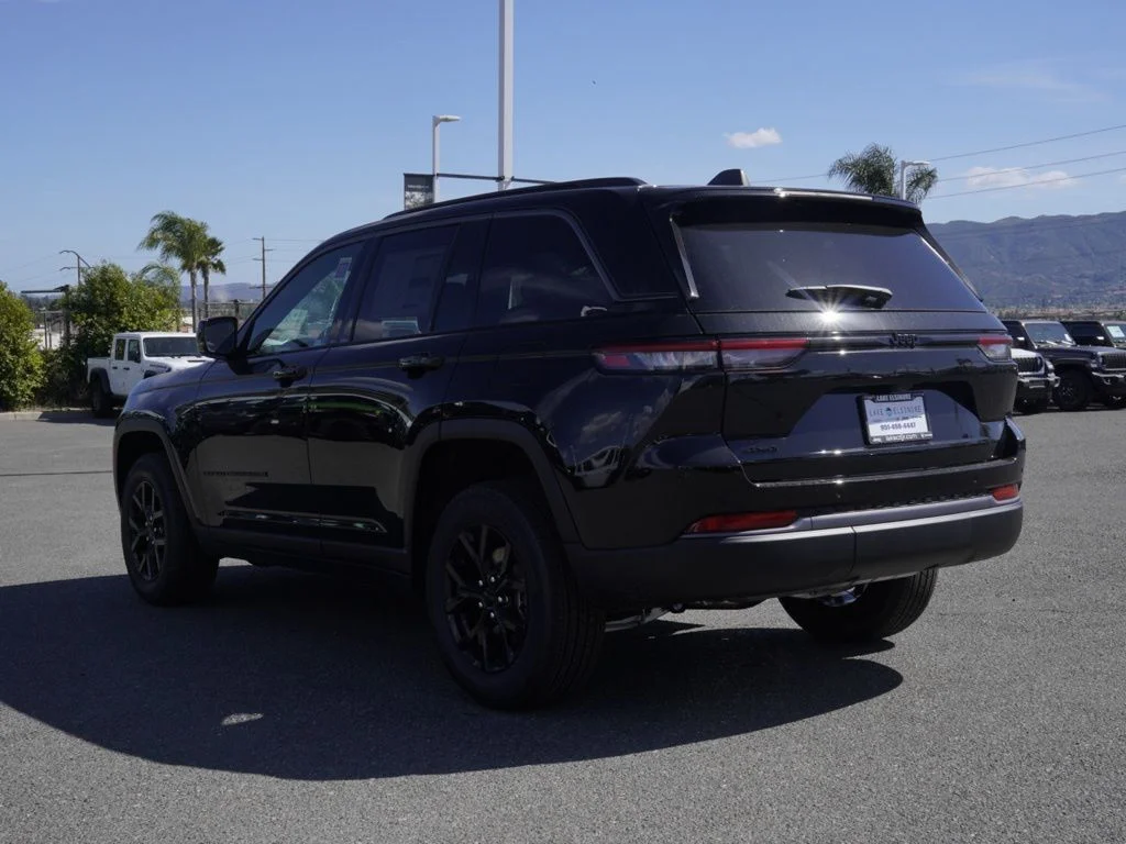 New 2026 Diamond Black Crystal Pearl-Coat Exterior Paint Jeep Laredo Altitude image 5