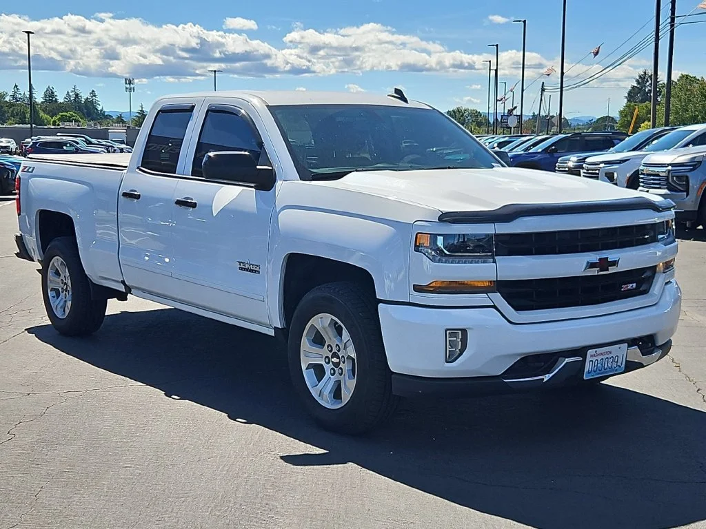 Used 2018 Summit White Chevrolet LT image 8