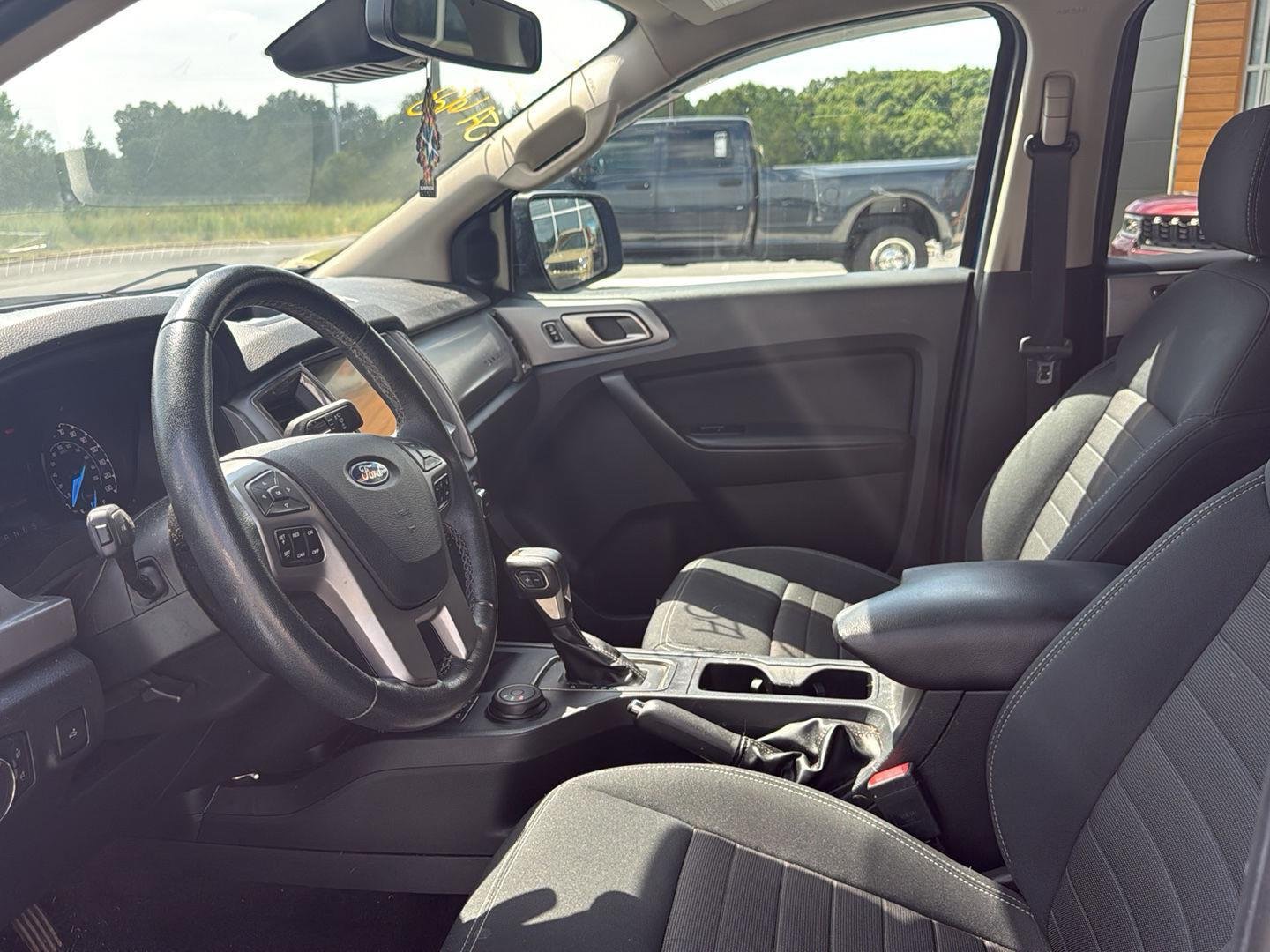 Used 2019  FORD  image 16