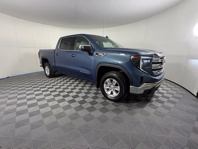 Used 2024  GMC SLE image 1