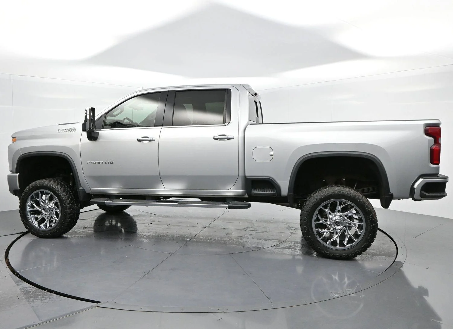 Used 2020 Silver Ice Metallic Chevrolet High Country image 5