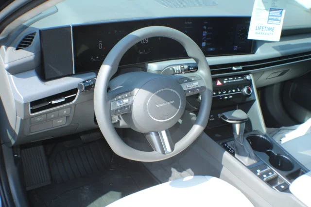 Used 2025 Carbon Blue Hyundai SE image 7