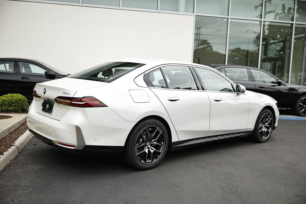 New 2027 Mineral White Metallic BMW 530i xDrive image 7