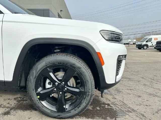 New 2026 Bright White Clear-Coat Exterior Paint Jeep Limited image 13