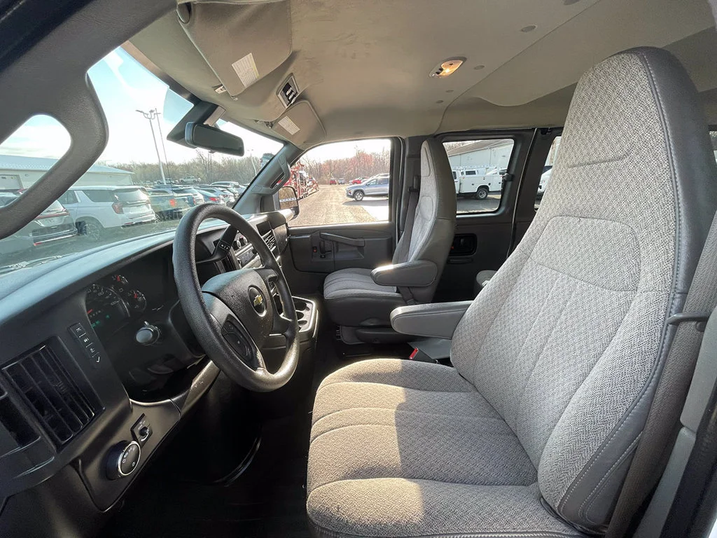 Used 2025 Summit White Chevrolet 1LT image 23