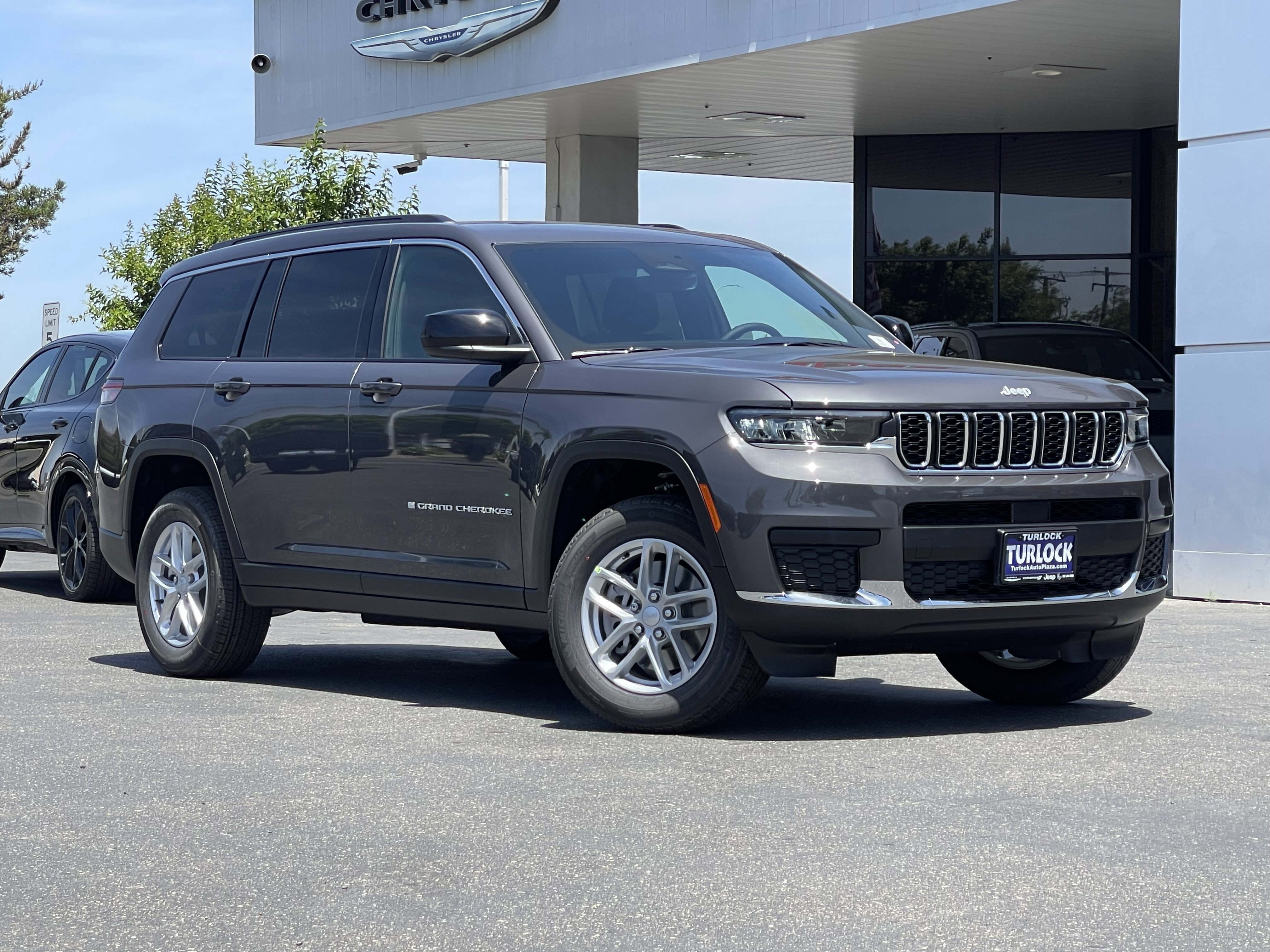 New 2026 Baltic Gray Metallic Clear-Coat Exterior Paint Jeep Laredo image 2