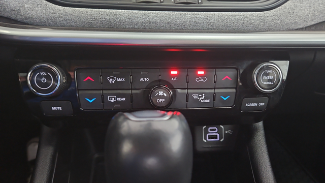 Used 2022 Velvet Red Pearlcoat Jeep Latitude image 17