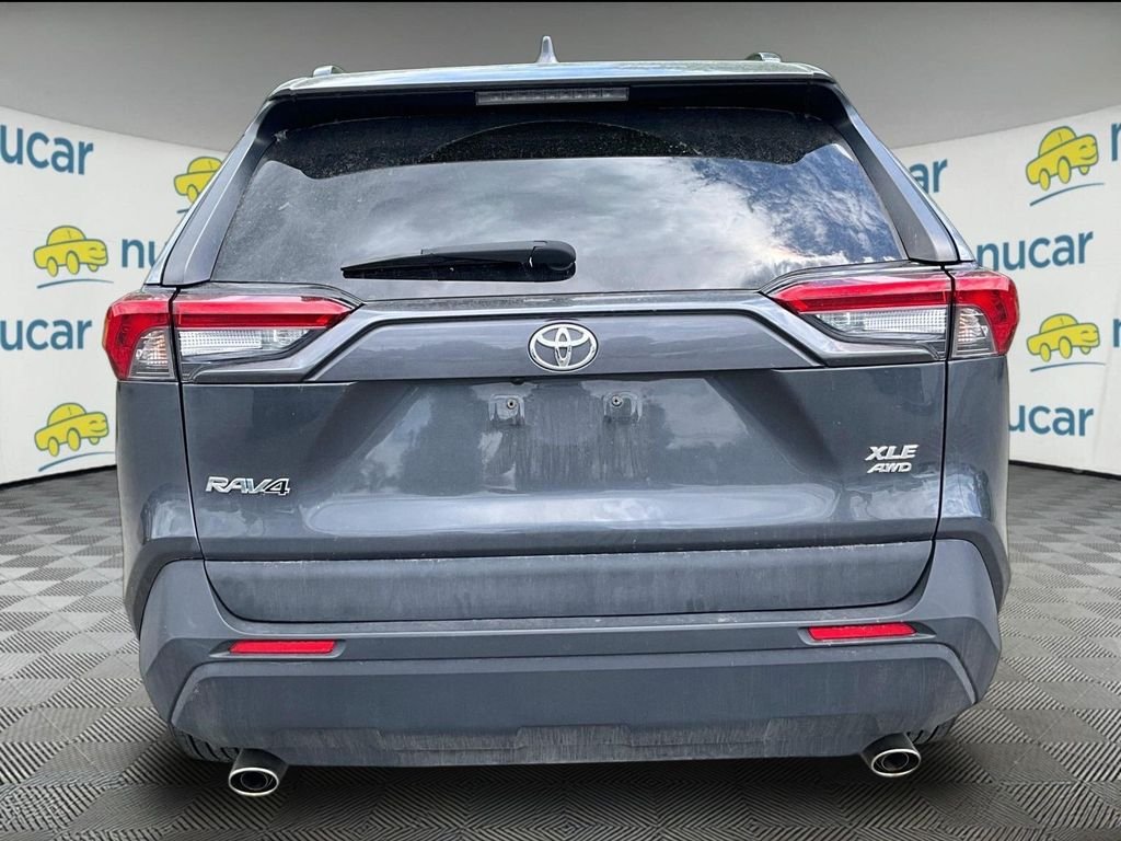 Used 2019 Gray Toyota XLE image 3