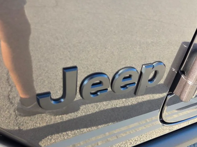 New 2026 Granite Crystal Metallic Clear-Coat Exterior Paint Jeep Sahara image 19